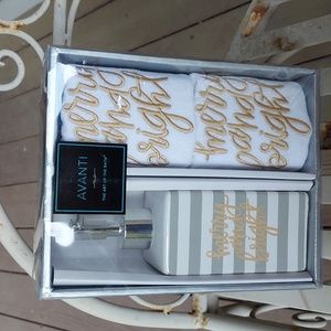 Nwt AVANTI SOAP DISPENSER AND 2 FACE TOWELS "MERRY AND BRIGHT"